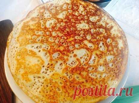 АЖУРНЫЕ БЛИНЧИКИ ✨ Идеальный рецепт, всегда получаются! Нам понадобится: ● 1 яйцо ● Стакан муки ● Стакан кефира ● Пол стакана кипятка ● Пол чайной ложки соды ● Столовая ложка сахара Приготовление: 4 столовых ложки растительного масла прямо в тесто и жарим на сухой раскалённой сковороде. Приятного аппетита!