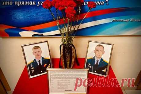 При разминировании территорий ДНР погибли два сапера центра «Лидер». Во время работ по разминированию территорий Донецкой народной республике (ДНР) погибли два сапера Центра по проведению спасательных операций особого риска «Лидер» МЧС России. 28-летний старший лейтенант Илья Глоба и 25-летний лейтенант Олег Сергеенко проводили работы по очистке местности от взрывоопасных предметов.
