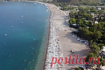 Затопленная дождями Анталья попала на видео. Улицы турецкого города Анталья оказались затоплены мощными дождями. На кадрах, которые опубликовали в сети очевидцы, можно увидеть наполовину ушедшие под воду автомобили, затопленные детские площадки и дворы. Отмечается, что из-за непогоды в местных школах и вузах пришлось отменить занятия.