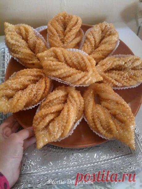 griwech • Recettes & Délices Ingrédients: 500 gr de farine tamisée 150 gr de beurre 1 œuf entier 1 cuillère à café de vanille 1/2 sachet de levure chimique(4g) 1 cuillère à soupe d’eau