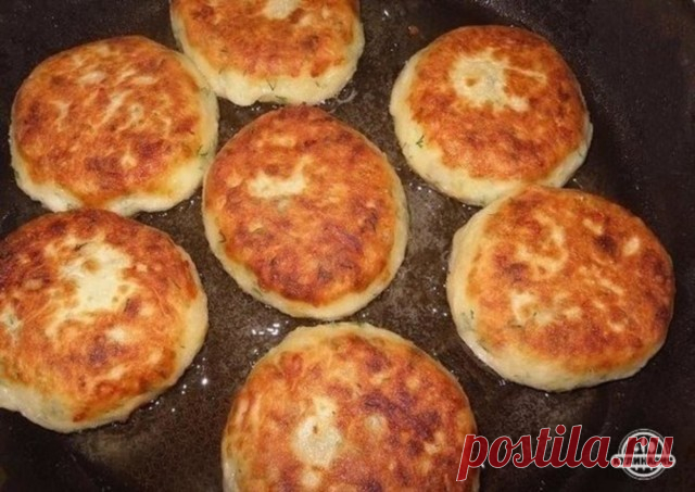 КОТЛЕТЫ ИЗ КАРТОФЕЛЯ, СЫРА И УКРОПА С ГРИБАМИ + СОУС 
- Картофельное пюре - 300-400 г
- Сливочное масло - 20-30 г
- Сыр твердый 150-200 г
- Яйцо - 1 шт.
- Укроп нарезанный - 2-3 стол. ложки
- Сметана 3 стол. ложки
- Мука
- Шампиньоны - 100-200 г
