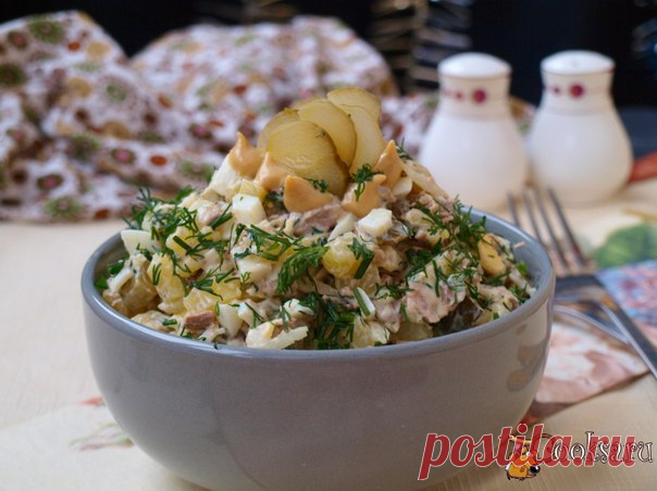 Картофельный салат с говядиной Картофельный салат с говядиной - вкусный и сытный салат для разнообразия вашего повседневного меню. Такой салат можно подать к завтраку или ужину. Мясо лучше сварить заранее, это ускорит приготовление салата.