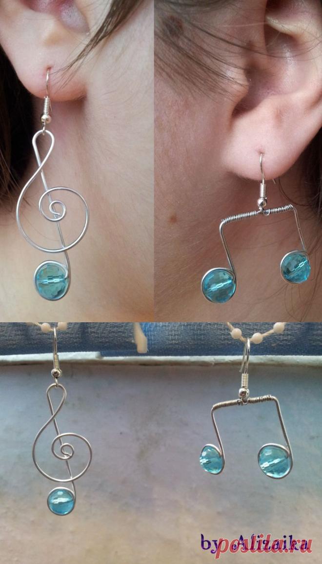 Есть кулончик в виде такого же скрипичного ключа - 50 р. Материалы: алюминиевая проволока (1 мм), кристаллы 4*2 см