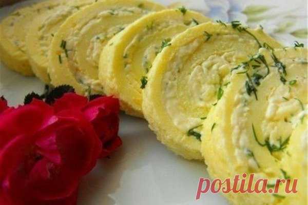 ТОП — 9 рецептов закусочных рулетов Продукты: 1. Твердый сыр - 200 гр. 2. Яйца - 3 шт. 3. Манная крупа - 3 ст. ложки 4. Майонез - 100-150 гр. Начинка: 1. Фарш - 500 гр. 2. Яйца - 2 шт. 3. Лук...