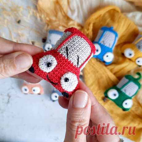 PDF Автомобильчик крючком. FREE crochet pattern; Аmigurumi toy patterns. Амигуруми схемы и описания на русском. Вязаные игрушки и поделки своими руками #amimore - авто, брошь в виде машинки, маленький автомобиль из обычной пряжи, вяжем машину крючком.