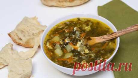 Лето – время легких и полезных супов из овощей и сочной свежей зелени. Побалуйте себя и близких щавелевым супом, рецепт которого очень прост и экономичен.
Для приготовления щавелевого супа с яйцом и курицей вам потребуются:
большой куриный окорочок или грудка;2 моркови;3 крупные картофелины;3 яйца, сваренных вкрутую;пучок зеленого лука;пучок зелени (укроп, петрушка, кинза);2 зубчика чеснока;перец и соль по вкусу.