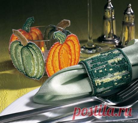 Вышивка на пластиковой канве для осенней сервировки стола.