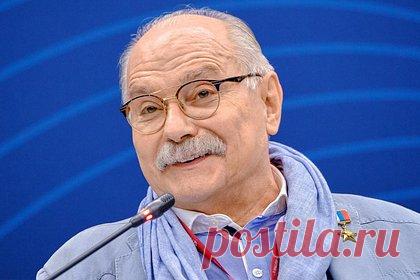 Михалкова заподозрили в приставании к Вертинской. Артиста Никиту Михалкова заподозрили в харассменте актрисы Анастасии Вертинской в Щукинском училище. Речь идет о случае, когда будущий режиссер положил руку на колено Вертинской и был наказан за приставание к сокурснице. Об этом вспомнили на презентации новой книги, основанной на дневниках актера и педагога Шихматова.