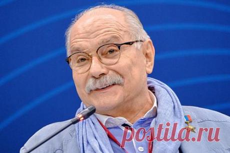 Михалкова заподозрили в приставании к Вертинской. Артиста Никиту Михалкова заподозрили в харассменте актрисы Анастасии Вертинской в Щукинском училище. Речь идет о случае, когда будущий режиссер положил руку на колено Вертинской и был наказан за приставание к сокурснице. Об этом вспомнили на презентации новой книги, основанной на дневниках актера и педагога Шихматова.