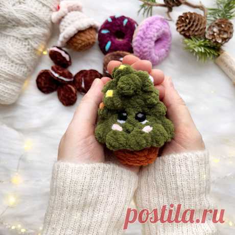 PDF Ёлочка-Капкейк крючком. FREE crochet pattern; Аmigurumi toy patterns. Амигуруми схемы и описания на русском. Вязаные игрушки и поделки своими руками #amimore - новогодняя ёлка из плюшевой пряжи, плюшевая ёлочка к Новому году, маленькая елка, елочка.