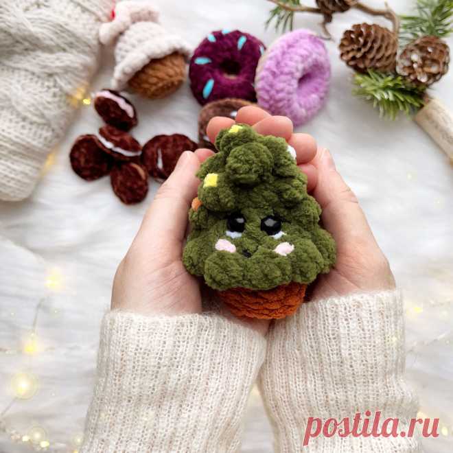 PDF Ёлочка-Капкейк крючком. FREE crochet pattern; Аmigurumi toy patterns. Амигуруми схемы и описания на русском. Вязаные игрушки и поделки своими руками #amimore - новогодняя ёлка из плюшевой пряжи, плюшевая ёлочка к Новому году, маленькая елка, елочка.