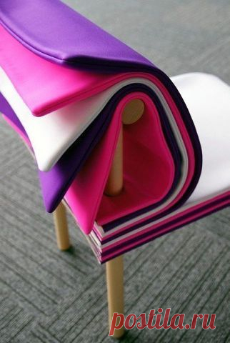 САМ СЕБЕ ДИЗАЙНЕР
Создателей этого стула вдохновили книги. Сидящий может сам выбрать степень мягкости сидения, перевернув одну или несколько "страниц"