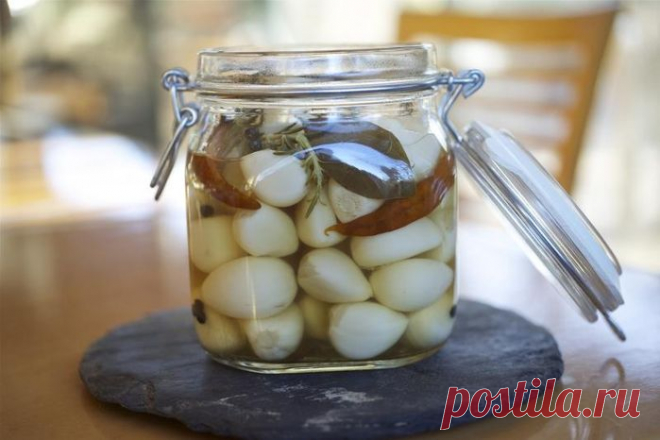 Заготовки на зиму - маринованный лук и маринованный чеснок (рецепты)