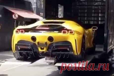 Самую дорогую модель Ferrari уронили во время разгрузки. Сотрудники службы доставки уронили самую дорогую модель автомобильного ряда итальянского бренда Ferrari. Блогер и инвестор Бав Маджития показал момент падения гиперкара Ferrari SF90 Stradale желтого цвета из грузовой машины. Известно, что он обошелся покупателю в 1,5 миллиона долларов (более 110 миллионов рублей).