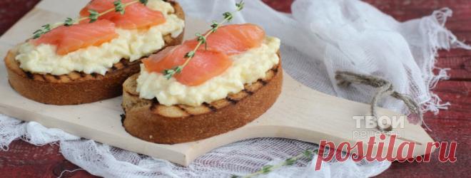 Тост с яичницей-болтуньей и семгой