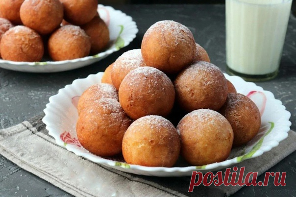 Творожные пончики на скорую руку

Ингредиенты:

- Творог — 200–250 г
- Яйцо — 1 шт.
- Сахар — 3 ст. л.
- Разрыхлитель — 1/2 ч. л.
- Мука — 100 г
- Соль — 1 щепотка
- Растительное масло — для жарки

Приготовление:

1. Растираем творог с сахаром и яйцом.
2. Добавляем разрыхлитель и соль, постепенно всыпаем муку и замешиваем однородное мягкое тесто. Оно может немного липнуть к рукам.
3. Делим тесто на 4 части, из каждой раскатываем колбаску толщиной около 3,5 см. Нарезаем кол...