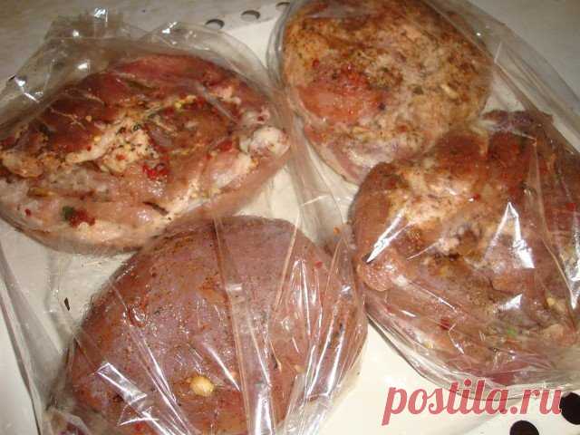 Домашняя буженина
Самый лучший способ приготовить вкусное домашнее мясо. Буженина получается очень сочной. Хорошая альтернатива колбасе для бутербродов.
Ингредиенты:
Кусок свинины (800-900г)
2-3 ч. л. соли
2-3 зуб. чеснока
2 шт. лаврового листа
1 л воды
Приготовление:
1.В кипящую воду добавляем соль, перец, специи и лавровый лист. Хорошо размешать и полностью охладить
2.Кладем в нее мясо, накрываем пленкой, ставим в холодильник на 4-5 часов, лучше на ночь.
Промаринованное мясо обсушить, еще раз