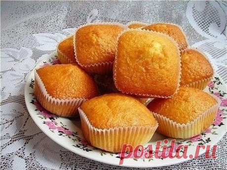 Простые и вкусные кексы со сгущенкой
Ингредиенты:
яйцо куриное — 2 шт
сахар — 1 стак.
сметана — 140 мл
масло сливочное — 100 г
сода гашеная уксусом — 0,5 ч. л.
мука — 300 г
молоко сгущенное — 12 ч. л.
Приготовление:
1.Яйца и сахар взбейте при помощи миксера минуты 3-4, потом добавьте сметану и растопленное сливочное масло. Взбейте еще 2 минуты, добавьте соду и муку и тщательно перемешайте.
2.Формы для кексов смажьте сливочным маслом, наполните их на 2/3 тестом, и в каждый ...