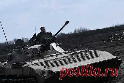 Российские БМП и БТР получили дополнительную защиту. Боевые машины пехоты БМП-2М и бронетранспортеры БТР-82АТ, которые продемонстрировали в ходе посещения министром обороны России Сергеем Шойгу арсеналов и баз хранения Западного военного округа, получили дополнительную защиту прицелов. В арсенал машин входят автоматические пушки.