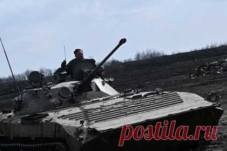 Российские БМП и БТР получили дополнительную защиту. Боевые машины пехоты БМП-2М и бронетранспортеры БТР-82АТ, которые продемонстрировали в ходе посещения министром обороны России Сергеем Шойгу арсеналов и баз хранения Западного военного округа, получили дополнительную защиту прицелов. В арсенал машин входят автоматические пушки.