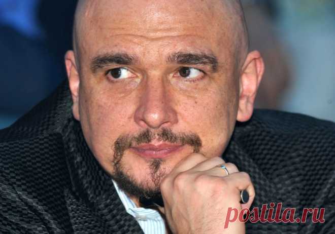 Сергей Трофимов откровенно рассказал, как изменял супруге с вдовой Александра Абдулова На днях 51-летний Сергей Трофимов стал гостем программы «Судьба человека». Исполнитель шансона поведал о том, как закончились его отношения с первой женой из-за вдовы скончавшегося на 55-м году жизни Александра Абдулова.  