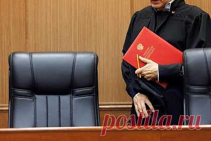 Россиянку отправили на принудительное лечение по делу о фейках про армию. Калининский районный суд Санкт-Петербурга направил на принудительное лечение Викторию Петрову, обвиненную по статье о фейках про Российскую армию. Женщина пробудет в стационаре общего типа полгода. Петрову задержали в мае 2022 года по подозрению в распространении фейков через «ВКонтакте».