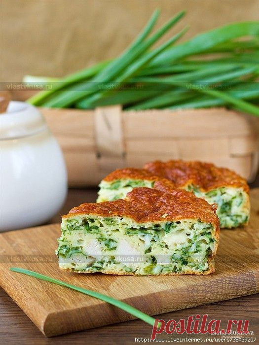 нежный пирог с зеленым луком, отварной курицей и сырной корочкой