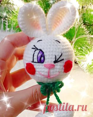 Новогодний Зая-Шарик амигуруми. Схемы и описания для вязания игрушек крючком! Бесплатный мастер-класс "Новогодний Зая-Шарик" от Натальи Лариной по вязанию ёлочной игрушки крючком. Диаметр вязаной игрушки примерно 6 см…
