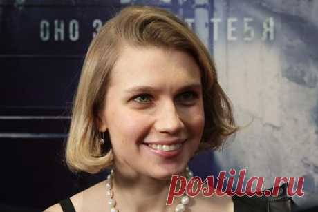 Мельникова назвала причины возвращения в «Папины дочки. Новые». Сыгравшая Женю Васнецову в сериале «Папины дочки» актриса Дарья Мельникова назвала причины возвращения в проект. Артистка пошутила, что решилась на съемки в сериале «Папины дочки. Новые» из-за стокгольмского синдрома, добавив, что условия работы в оригинальном проекте были тяжелыми.
