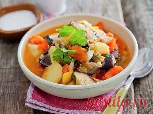 Аджапсандали в мультиварке (Грузинское соте)
• 5 баклажанов
• 2 сладких перца
• 4 луковицы
• 3 картофелины
• 4 помидора
• 1 зубчик чеснока
• 1 пучок кинзы
• 2–3 веточки базилика
• 4 ст. л. растительного масла
• соль, перец
Баклажаны вымыть и нарезать крупными кусками, присыпать солью и оставить на 20–30 мин. После чего промыть и слегка отжать. Лук и картофель очистить, перцы вымыть, удалить сердцевину. Помидоры обдать кипятком, снять кожицу. Нарезать все овощи крупными кусками. Зелень вымыть,