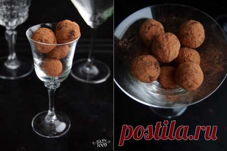 Обалденный Трюфель с бергамотом и имбирем Ингредиенты: Жирные сливки 35 % жирности — 200 мл Сахарный песок — 40 г Черный чай (заварка сухая) с бергамотом — 4 ч. л. Темный шоколад (70% какао-бобов) — 250 г Сухой имбирь — 1 ч. л. Какао-порошок — 1 ст. л. Сахарная пудра — 1 ст. л. Приготовление: 1. Сливки смешать с сахаром, довести до кипения и снять с