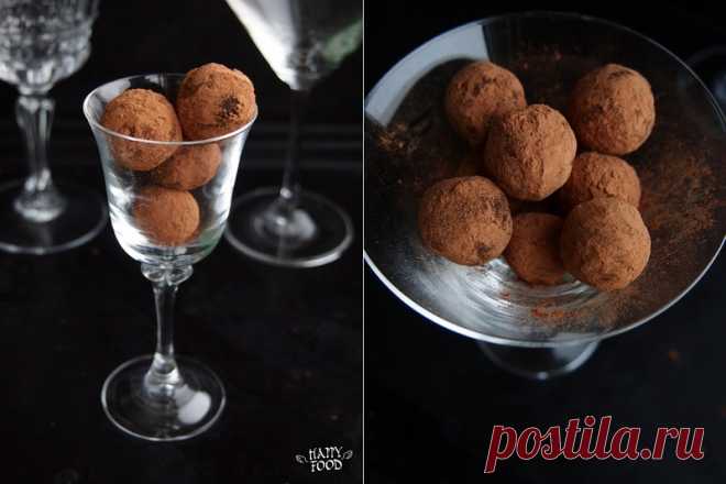 Обалденный Трюфель с бергамотом и имбирем Ингредиенты: Жирные сливки 35 % жирности — 200 мл Сахарный песок — 40 г Черный чай (заварка сухая) с бергамотом — 4 ч. л. Темный шоколад (70% какао-бобов) — 250 г Сухой имбирь — 1 ч. л. Какао-порошок — 1 ст. л. Сахарная пудра — 1 ст. л. Приготовление: 1. Сливки смешать с сахаром, довести до кипения и снять с