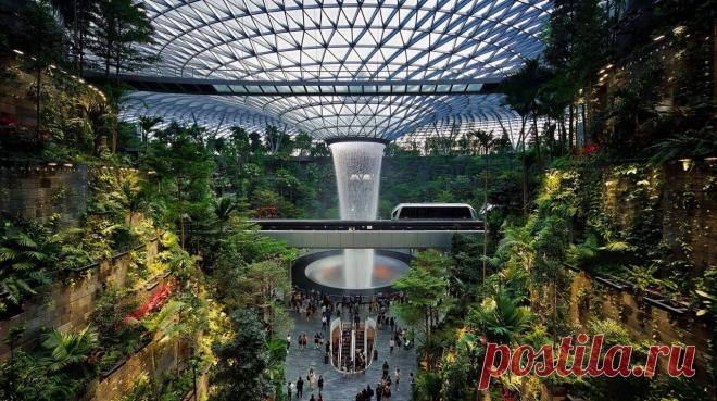 Назван топ-20 лучших аэропортов мира На первом месте среди лучших аэропортов мира оказался Чанги с крытым водопадом, музеем и лучшим рестораном.