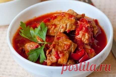 Свинина с томатами и сладким перцем: сладковатый вкус очень гармонирует с макарошками!