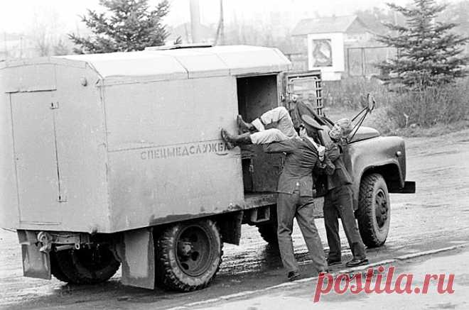 Советские вытрезвители: как в СССР реализовывали лозунг «трезвость – норма жизни» 

Первый вытрезвитель в России назывался «Приют для опьяневших». Он открылся 7 ноября 1902 года в Туле и содержался за счет городской казны. Основной целью приюта было спасение замерзающих под забором…