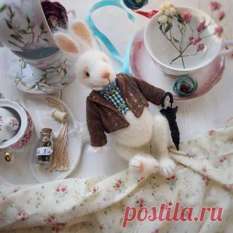 Кролик крючком описание из "Алиса в стране чудес" - Vizanka.ru Кролик из фильма "Алиса в стране чудес" крючком - описание и схема вязания.