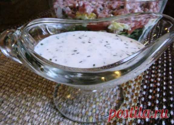 соус Ранч (рэнч) Сделать соус Ранч (рэнч), столь популярный в Штатах и других странах – это так просто. При этом можно использовать сушеные (или в порошке) зелень, лук и чеснок, а можно – свежие. Вариантов ранча – множество.