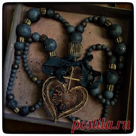 KUFER z artystycznym rękodziełem : Artystyczna biżuteria z papieru