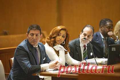 Карди Би признала вину в деле о нападении в стриптиз-клубе. Рэперша Карди Би признала себя виновной в деле о нападении в стриптиз-клубе. Инцидент произошел в 2018 году. Сообщается, что исполнительница вступила в конфликт с двумя работницами заведения, которых подозревала в романтической связи со своим супругом, рэпером Offset, после чего заказала на них нападение.