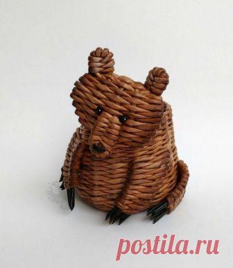 Медведко зашёл ко мне в гости, зарисовала, накрасила трубочки, около 100 штук, сплела... Донышко 10 см, высота до ушка 14 см. 
Будем дальше зимовать вместе )))