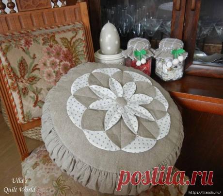 очень красивые подушки со цветком из ткани. мастер - класс