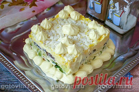 Слоеный салат «Невеста» с копченой курицей. Рецепт с фото Салат «Невеста» можно приготовить в разных вариантах, и один из рецептов предполагает добавление в салат копченой курицы. Это очень вкусно! Копченое мясо дополняет остальные ингредиенты, обогащая вкусовую гамму конечного блюда. Для салата подойдет курица как горячего, так и холодного копчения. Это может быть грудка, филе, ножки или бедра. В этом рецепт слоеного салата используется копченое куриное бедрышко.
