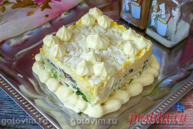 Слоеный салат «Невеста» с копченой курицей. Рецепт с фото Салат «Невеста» можно приготовить в разных вариантах, и один из рецептов предполагает добавление в салат копченой курицы. Это очень вкусно! Копченое мясо дополняет остальные ингредиенты, обогащая вкусовую гамму конечного блюда. Для салата подойдет курица как горячего, так и холодного копчения. Это может быть грудка, филе, ножки или бедра. В этом рецепт слоеного салата используется копченое куриное бедрышко.