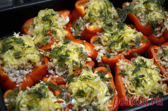 Очень люблю болгарский перец во всех его видах. В данном случае запекаем в духовке с фаршем и сыром.. Вкуууснооо...)))