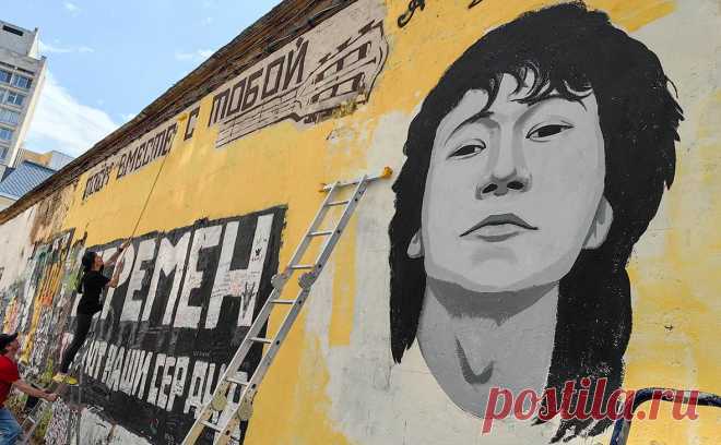 На Арбате нарисовали новый портрет Виктора Цоя. Художники в центре Москвы закончили реставрировать стену, посвященную Виктору Цою, теперь на мемориальной стене на Арбате изображен новый портрет советского музыканта.