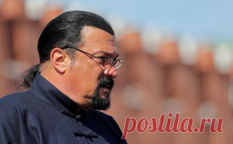 Стивен Сигал совместно с сыном учредил компанию в России. Сын Стивена Сигала Доминик, следует из ЕГРЮЛ, тоже имеет гражданство России. Сам актер получил российский паспорт в 2016 году и уже участвовал в нескольких бизнес-проектах в стране