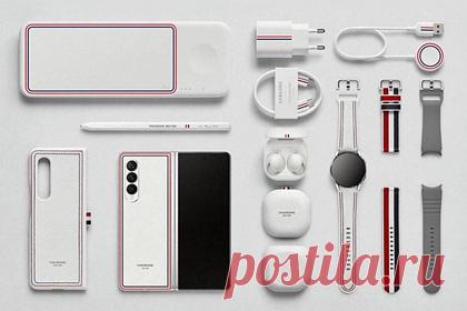 Анонсирован самый дорогой смартфон Samsung. Компания Samsung представила лимитированную версию раскладного смартфона Galaxy Z Fold3. Премиальный аппарат создан совместно с модельером Томом Брауном (Thom Browne). Анонсированный девайс имеет накопитель емкостью 512 гигабайт и заднюю стенку серебристого цвета с матовым покрытием и тремя полосами.