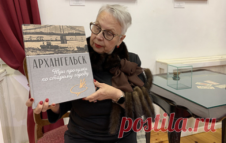 В Архангельске представили книгу художественных прогулок по городу. Издание включает несколько сот картин, стихи, воспоминания горожан, исторические материалы, сообщила автор Татьяна Зеленина