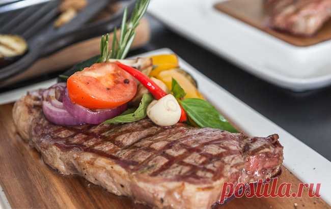 Hobby Grill - Нью-Йорк стейк с овощами-гриль и соусом «Горгонзола»