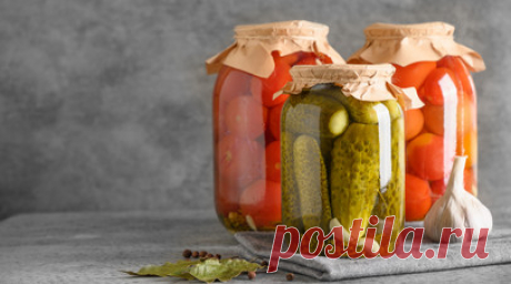 «Осторожность на каждом этапе»: эксперт — о правилах домашней консервации, рисках ботулизма и мерах профилактики. Осень — время домашних заготовок, однако они несут риск развития ботулизма, смертельно опасного заболевания. Его возбудитель может встретиться в консервированных продуктах, при подготовке которых не соблюдались правила по асептике. Об этом в интервью RT рассказала заместитель директора по научной работе ФИЦ питания и биотехнологии доктор биологических наук Наталья Ефимочкина. По её…